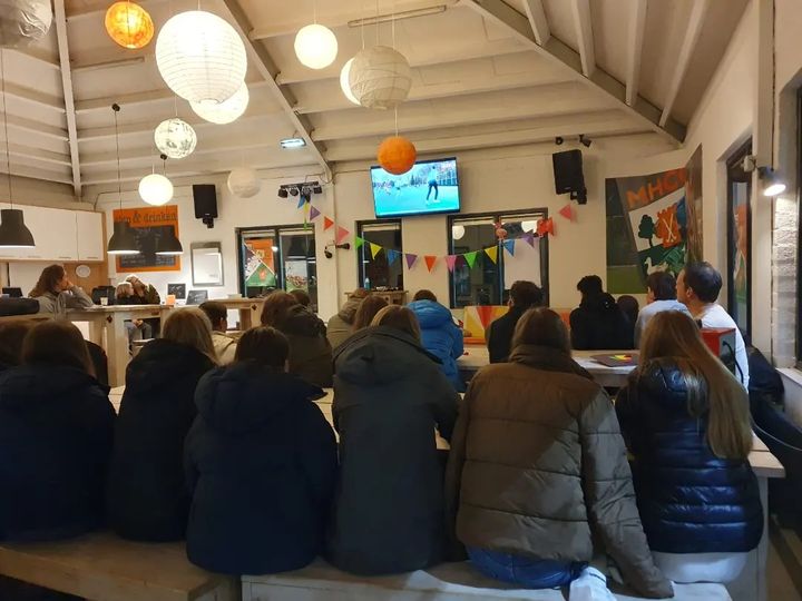 Op 28 februari 2024 hebben alle cursisten van @m.h.c.oudenbosch het examen gehaald. Wat een leuke en enthousiaste groep! Erg leuk om dw avond af te sluiten met een applaus!
#scheidsrechter #scheidsrechersexamen #scheidsbedankt #fluiten #derdeteam